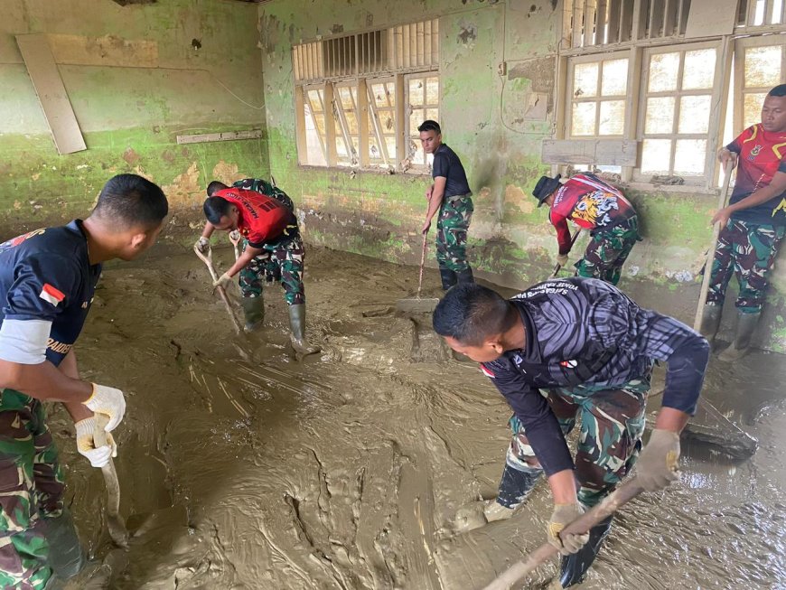 Pemulihan Pascabencana di Aceh Tamiang Terus Berlanjut, TNI Fokus Bersihkan Lumpur di Fasilitas Publik