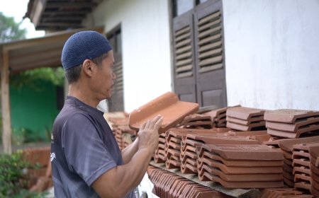 Program Gentengisasi Prabowo Bangkitkan Asa Pengrajin Genteng di Priangan Timur