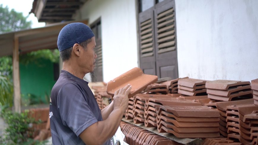Program Gentengisasi Prabowo Bangkitkan Asa Pengrajin Genteng di Priangan Timur
