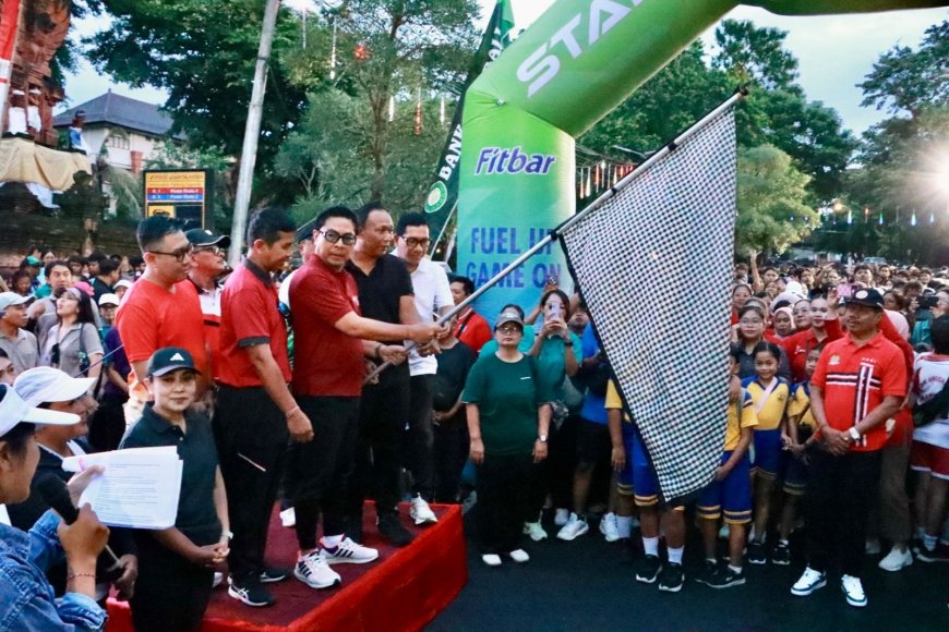 Diikuti 10 Ribu Peserta, Arya Wibawa Lepas Jalan Sehat HUT Ke-238 Kota Denpasar