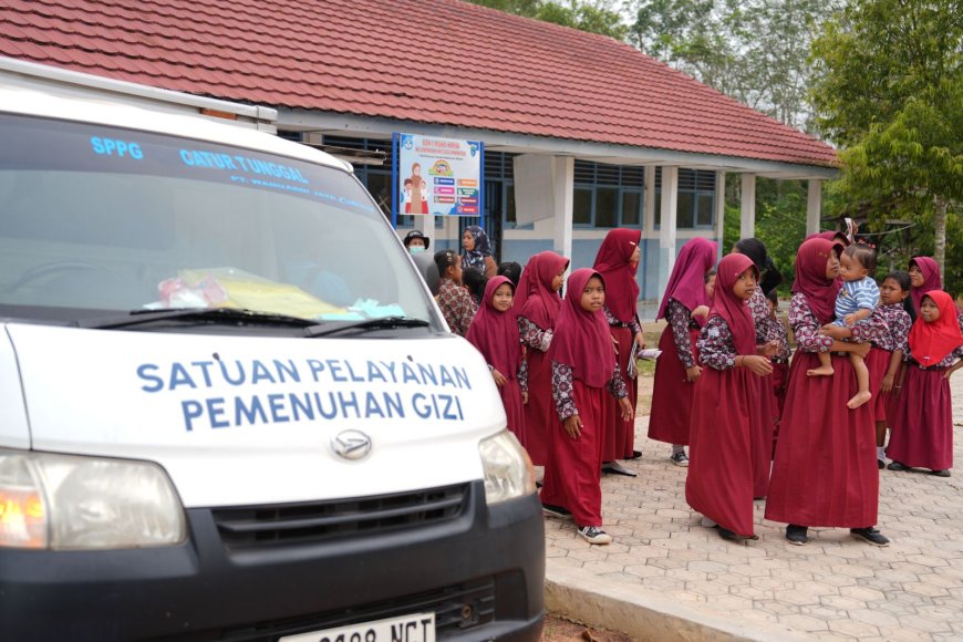 Menerjang Jalan Berlumpur di Pedalaman OKI, Perjuangan Sopir MBG Terbayar Senyum Anak-anak
